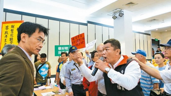 台南市议员卢昆福（右）咆哮“农委会副主委”陈吉仲（左）公听会是黑箱作业