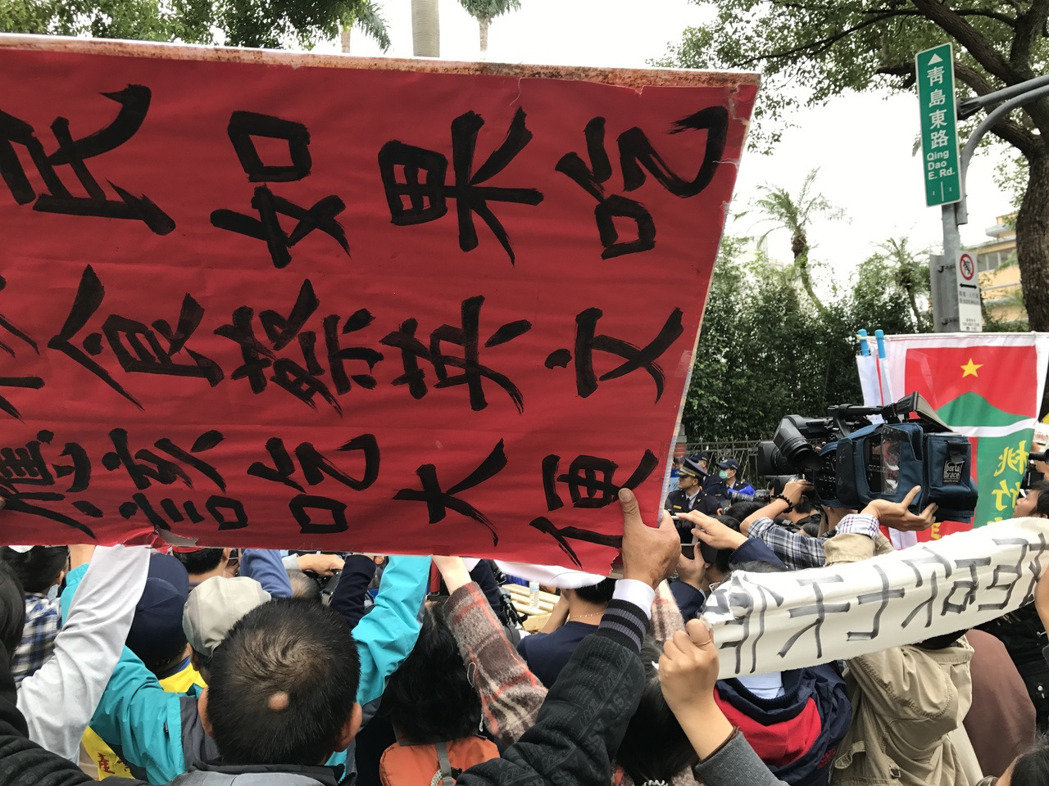 民进党“立法院”总召柯建铭被抗议群众打掉鞋