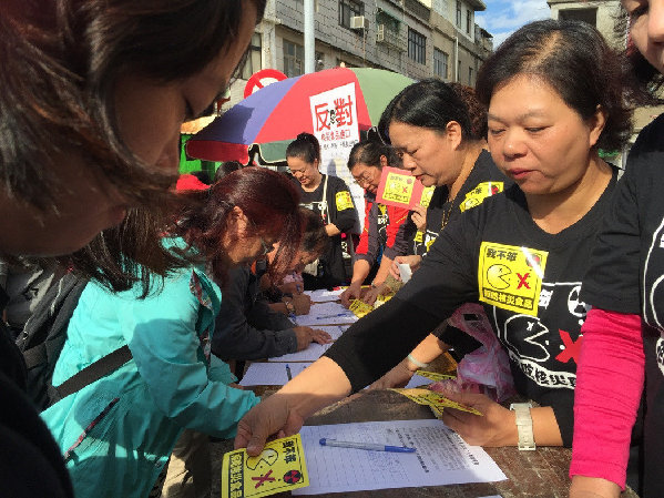 国民党“反核食投票”金门场联署活动，4日在金门最热闹的金城东门菜市场举行，民众热情响应