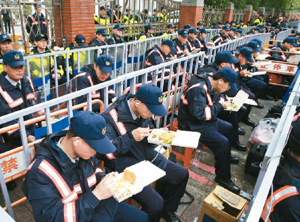 台湾民代批当局：把警察当动物关在栅栏里