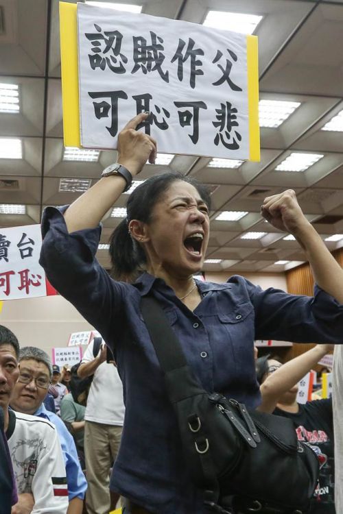 图为台湾民众抗议民进党企图开放核灾食品政策。（图片来源网络）