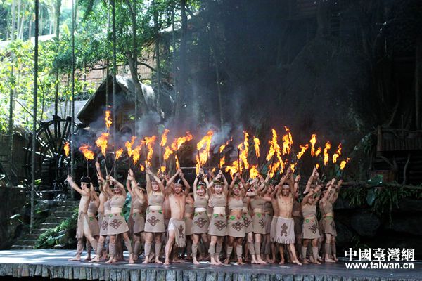 槟榔谷节目表演——“钻木取火”。（中国台湾网 刘畅 摄）