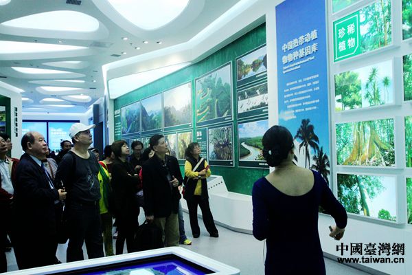 两岸记者参观海南省规划展览馆