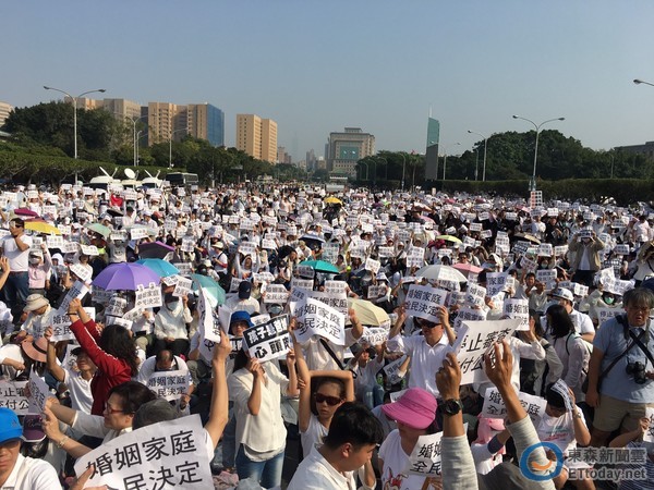 台湾反同团体万人占领蔡办 要求蔡英文出面