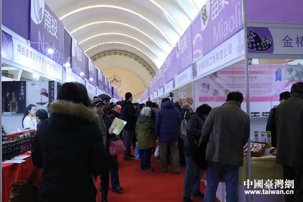 12月24日，台湾8县市农特产品展销暨旅游推介洽谈会在北京展览馆举行，民众到现场选购农特产品