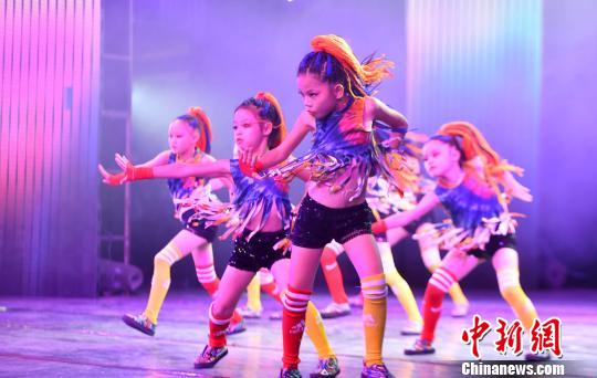 中国风“碰撞”嘻哈　千名两岸舞者福州街舞炫技