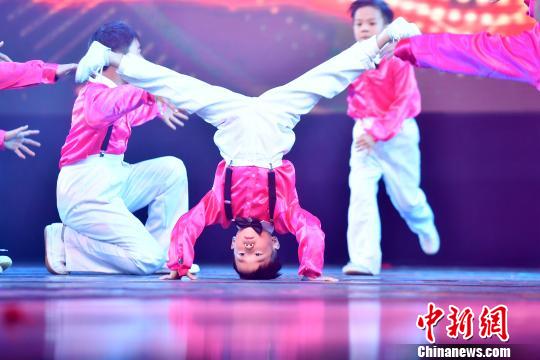 中国风“碰撞”嘻哈　千名两岸舞者福州街舞炫技