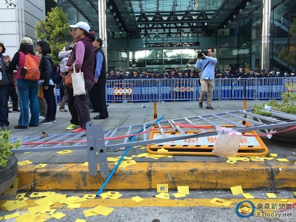 台中市警局用刮刀式铁丝网反民众抗议遭批让台湾蒙羞