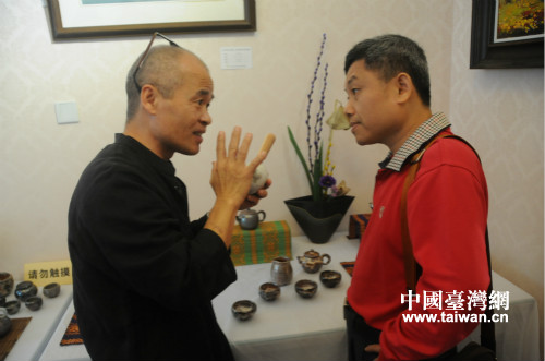 海南省台办副主任王克禧（右）与台湾陶艺家陈金旺交流