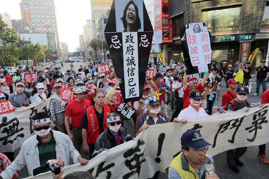 军公教千人抗议 维安警员感慨：脱下制服一样会上街头