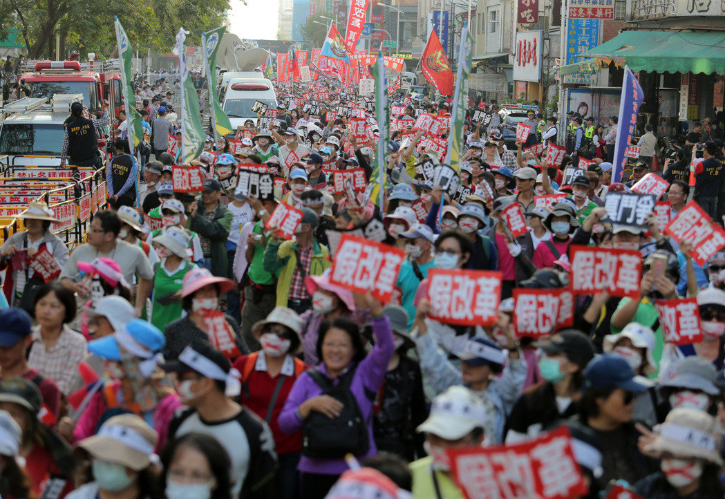 台湾拟出台新规教师65岁才退休 遭家长抗议