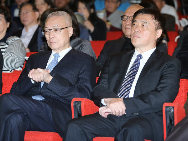 吴敦义（左）与郝龙斌（右）出席活动，两人比邻而坐
