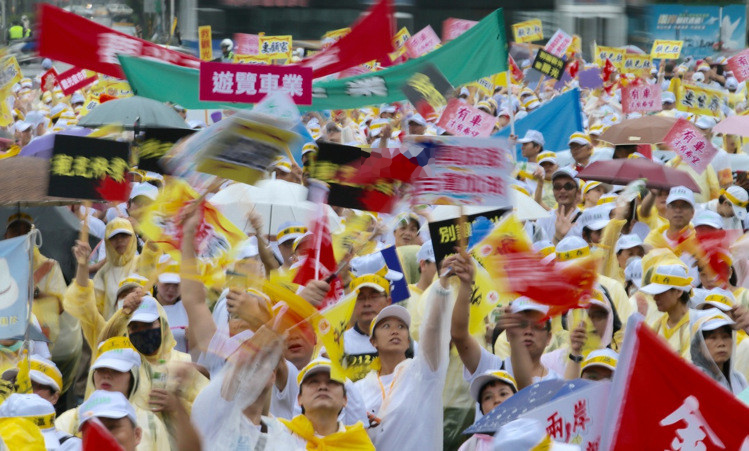 台湾“观光旅游产业自救会”，下午带领近万名产业相关人员在凯道抗议，他们手持标语、旗帜、布条，要求台当局让他们可以活下去