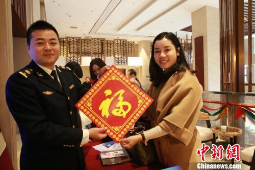 1月13日，福建海事人员向船舶公司代表送新春之“福”。　谢庆岚 摄