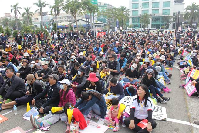 岛内年金改革引发不满 3000余名教师街头抗议
