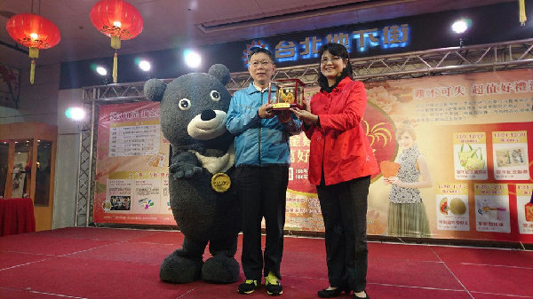 台北市长柯文哲（前右）18日晚间到台北市迪化年货大街，发送发财金，并向民众拜早年