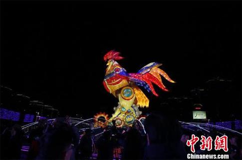 来自台湾的巨型金鸡灯。　唐娟 摄