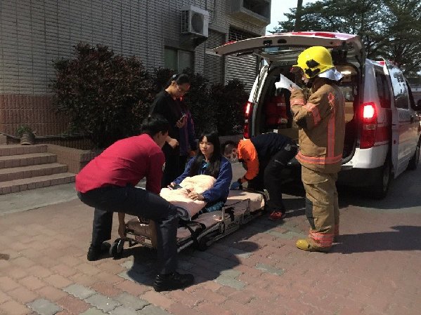 新营消防队将受伤学生分批送医