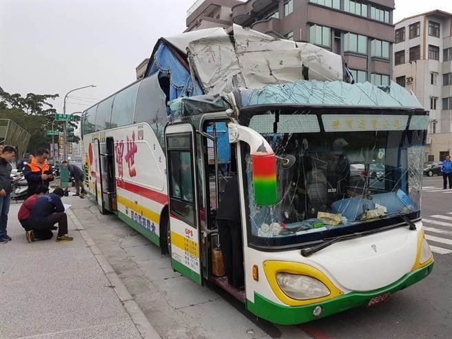 陆客团游览车在台湾高雄撞桥墩 致21人受伤