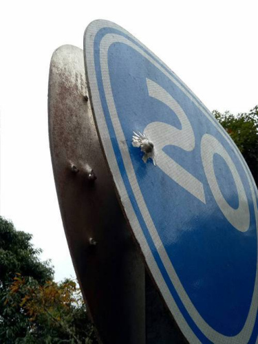 台20线南横公路不少路牌上留下子弹贯穿的弹痕，显见子弹威力之大。台湾《联合报》记者尤聪光／摄影