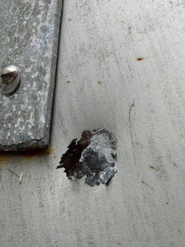 台20线南横公路有的路牌未被射穿，但留下铅弹爆开的痕迹。台湾《联合报》记者尤聪光／摄影