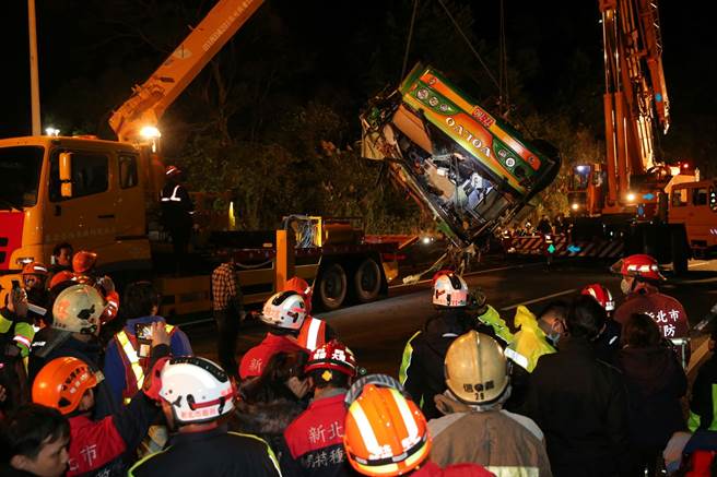 台湾游览车翻覆死亡数增至34人 警方确认司机超速