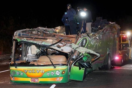 台湾蝶恋花旅行社游览车高速摩擦地面后让整辆车车顶被削掉(台湾《中国时报》/黄世麒 摄)