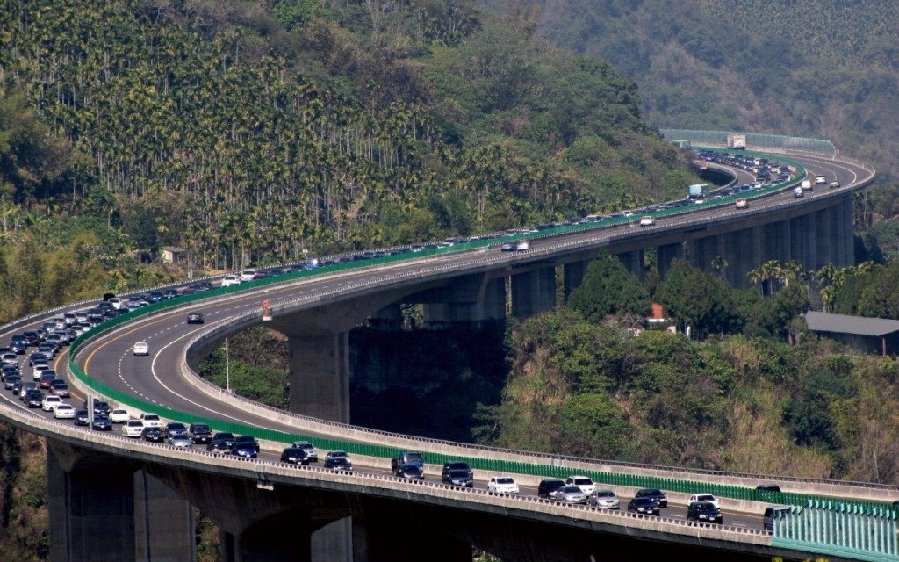 台湾一辆满载39名陆客游览车在高速路上突冒浓烟