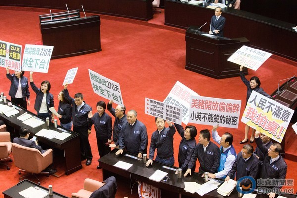 林全进行施政报告，国民党团拍桌离席抗议