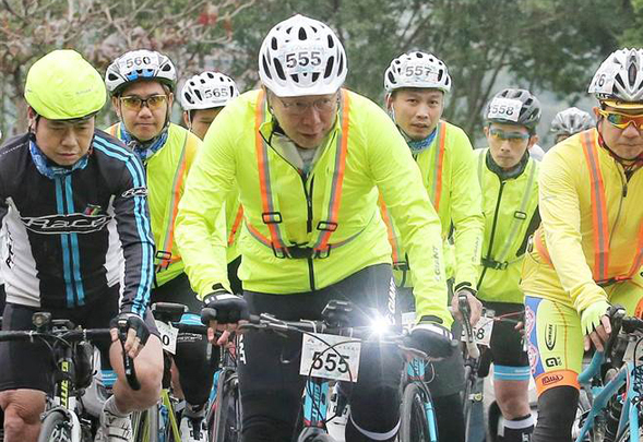 台北市长柯文哲参加“2017我们一起北高挑战行活动”，陪同挑战者骑车