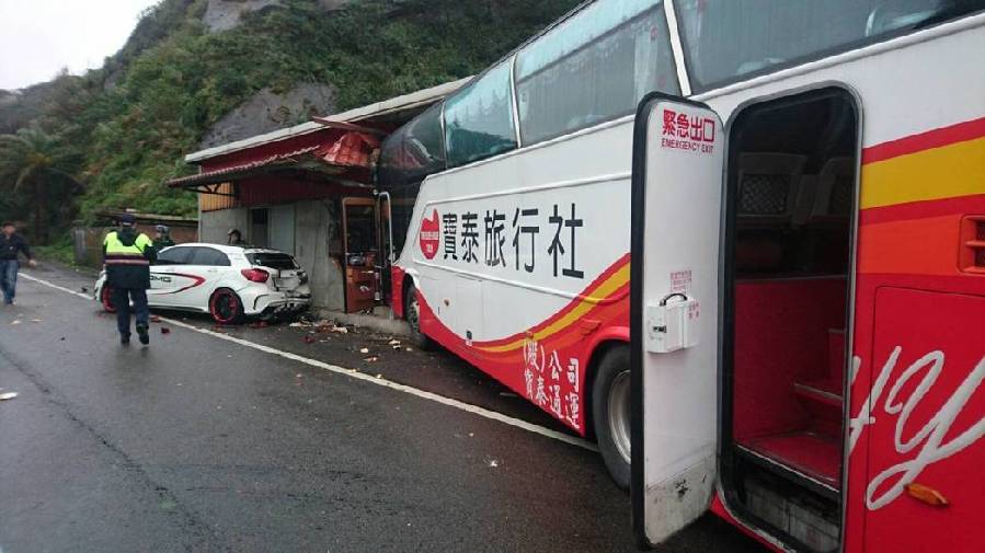 台湾一满载陆客游览车不明原因冲撞民宅 司机命危