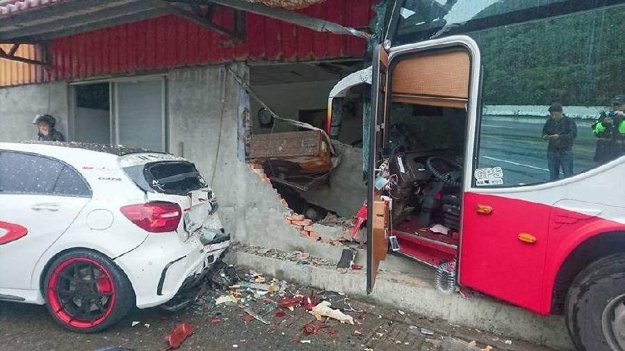 台湾一满载陆客游览车不明原因冲撞民宅 司机命危