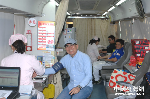 台商在献血车上献血