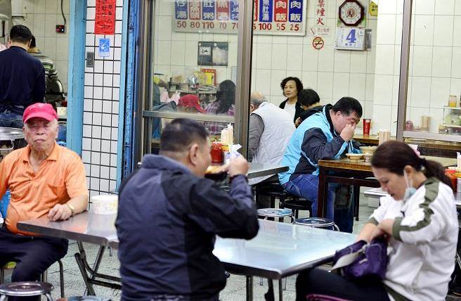 学者批“一例一休”让台湾中小企业血流如注无法承担