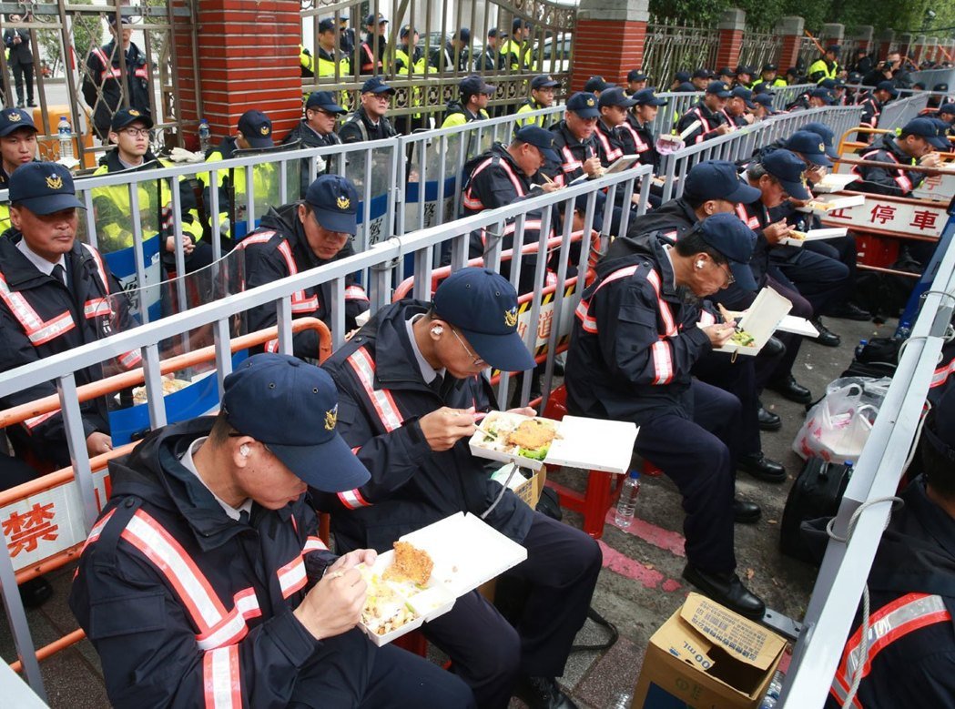 退休警察抗议“遍地开花” 台湾又“戒严”了！