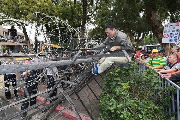 台湾抗议群众六路围攻台当局机关