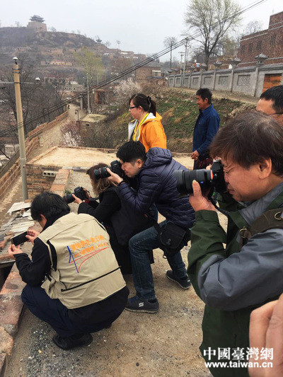 两岸新媒体参访团来到陈炉古镇了解耀州窑文化。（中国台湾网刘莹摄）