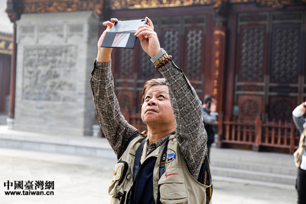 两岸新媒体参访团参观大慈恩寺。（中国台湾网刘莹摄）