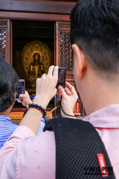 两岸新媒体参访团参观大慈恩寺。（中国台湾网刘莹摄）