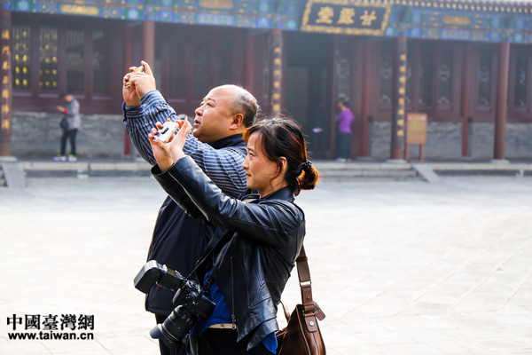 两岸新媒体参访团参观大慈恩寺。（中国台湾网刘莹摄）