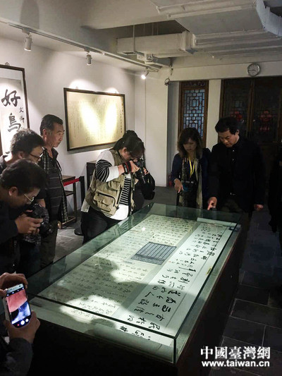 两岸新媒体参访团走进于右任故居纪念馆。（中国台湾网刘莹摄）