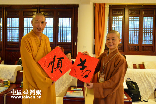 4月12日上午，澄迈永庆寺能昌法师向妙慧法师赠送书法作品