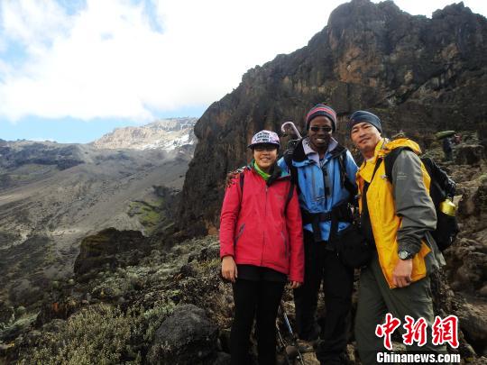 图为陈萱2016年和父亲陈守忠攀登非洲最高峰乞力马扎罗山，途中与向导合影。　陈守忠提供 摄