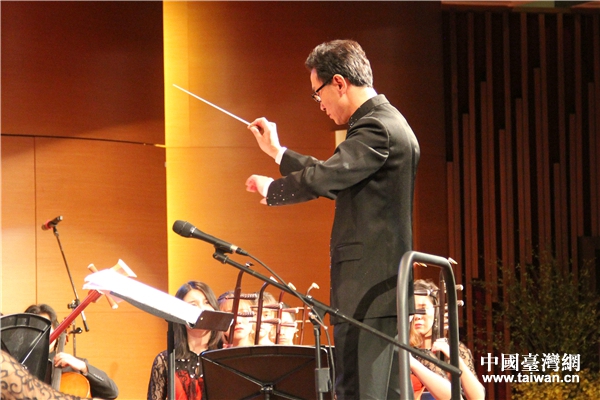 北京首都师范大学音乐学院副院长李刚指挥本场音乐会。（中国台湾网 赵苗青摄）