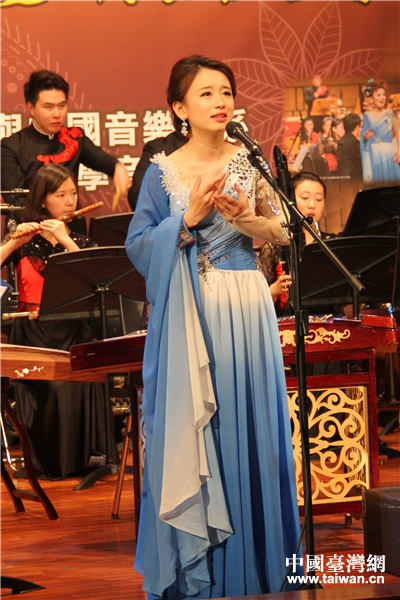 北京首都师范大学音乐学院学生张宇璇在音乐会上独唱。（中国台湾网 赵苗青摄）