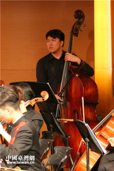 台湾中国文化大学中国音乐学系学生陈品程在音乐会上演奏贝斯。（中国台湾网 赵苗青摄）