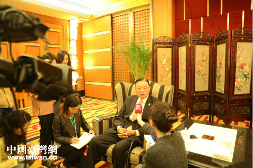 两岸企业家峰会台湾方副理事长江丙坤接受媒体采访