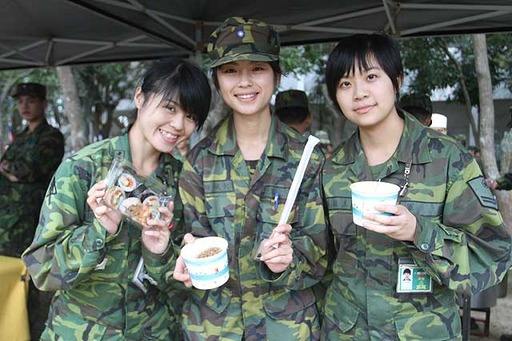 台湾官员检查女兵寝室 未敲门即闯入网友批变态