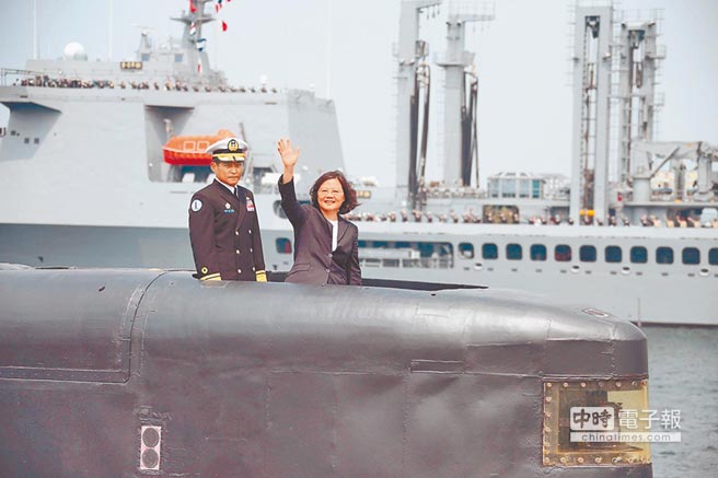 3月21日，蔡英文登上海虎军舰驾驶台