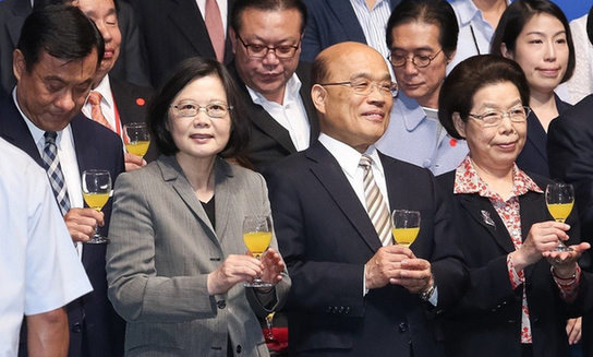 蔡英文（左二）与前民进党主席、“行政院长”苏贞昌同台，苏的犀利发言引发关注